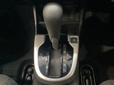 CVT車のセレクトレバーです。低速から高速まで、変速ショックのないスムーズな走りを実現するとともに、エンジン効率のよい領域を維持することで燃費にも貢献します。