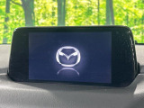 【マツダコネクトナビ】車内の雰囲気にマッチした一体型タイプのナビ。各種車輌設定やBluetooth再生等、様々な機能が楽しめます。直感的なダイヤル操作が可能で、使い勝手も良好です。