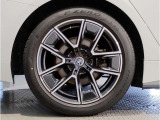 【BMWアロイホイル】軽量かつ強度に拘ったアロイホイル。走行性能ポテンシャルを引き出す設計。車の足元を引き締めてくれる大きなポイントはアロイホイルです。