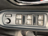 パワーウインドウは今や当たり前の装備ですが、無いと困ります。運転席からの操作で、全席フルオープン・フルクローズが可能です。