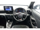 スポーティームード溢れる運転席周りですね。 クイックなドライビングに対応できるよな運転席回りになっています。 ドライブがますます楽しくなりますね!