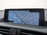 【純正ナビゲーション】BMWのナビゲーションは操作性も良く、詳細な地図情報と交通状況を見やすく表示し、快適なドライビングをサポートしながら目的地までナビゲートします