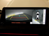 【全周囲モニター】車を上空から見下ろしたような映像をカーナビ画面に映し出し、車庫入れや縦列駐車をサポートしてくれます。