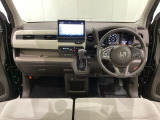 車内は光触媒抗菌消臭施工済です。スタイリッシュなデザインで暖かみのあるインパネ周りを演出します。グローブボックスやカップホルダーのほかにトレーなどたくさんの収納スペースが装備されています。
