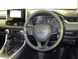 運転の際、常に目にする部分だけにシックで飽きのこないデザインが良いですね。