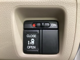 左側電動スライドドアは運転席からでも操作ができるように、ハンドル付近に開閉の操作スイッチが付いています。