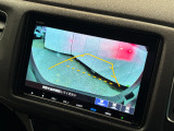 リバース連動のリアカメラを標準装備、ステアリング感応型ガイドラインが車庫入れを支援してくれます