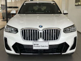 【BMWの伝統-1】BMWの特徴的な&ldquo;キドニーグリル&rdquo;は、80年以上続く伝統の形でございます。変わらないこだわりのデザインが、プレミアムブランド&ldquo;BMW&rdquo;を創り出します。