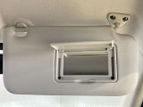 【運転席サンバイザー】鏡が付いているのでメイク直しなどにも便利★