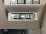ハンドルの右下にETCがついています。高速道路の料金所の通過も楽々です!。 カードの取り出しもしやすい場所についています。