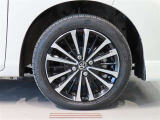 純正のアルミホイール装着車です。タイヤサイズは175/55R15です。
