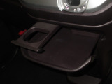 引き出して大きめトレイとして使用できる、運転席からも助手席からも自在に使えるドリンクホルダー付のトレイ。お菓子を置いたり、化粧ポーチを置いたり。ちょっとしたテーブル代わりに使えるトレイです。