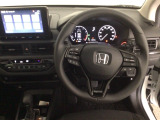 【ハンドル】運転にかかわる様々な操作を安全に行えるように視点移動が少なく操作性に配慮されたスイッチ類が凝縮されたコックピットです。