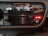 運転席には、体を直接温めてくれるシートヒーターが装備されています。暖かくなるまでの時間も早いので寒い朝でも苦になりません。