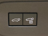 【パワーバックドア】スマートキーや運転席のボタンを押すだけでリアゲートが自動で開閉します!荷物を持っている時や、高い位置にあるバックドアを閉める際に便利な機能です♪