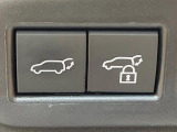 【パワーバックドア】スマートキーや運転席のボタンを押すだけでリアゲートが自動で開閉します!荷物を持っている時や、高い位置にあるバックドアを閉める際に便利な機能です♪