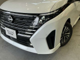 前方や対向車部分だけ切り分けてハイビームになるアダプティブLEDヘッドライトです。