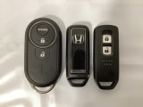 スマートキーを装備しています。鍵を差し込むことなくドアロックの開け閉めと、スタートボタン操作でのエンジンスタートができます。加えて、純正リモコンエンジンスターター用の操作キーもついています。
