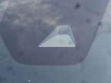 【エマージェンシーブレーキ】走行中に前方の車両等を認識し、衝突の危険があるときは警報とブレーキで衝突回避と被害軽減をアシスト。より安全にドライブをお楽しみいただけます。