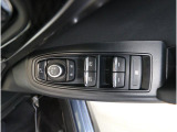 運転席には、ドアミラーの開閉および角度調整、集中ドアロック機能、さらには全ウィンドーの開閉操作を可能にするスイッチが一つに集約。運転中でもスムーズかつ効率的に操作でき、安全性と快適性に役立っています。