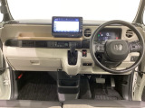 車内は光触媒抗菌消臭施工済です。インパネ周りはスタイリッシュなデザインで機能や装備も充実しています。グローブボックスやカップホルダーのほかにトレーなどたくさんの収納スペースが付いています。