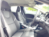 VOLVOのシートは人間工学に基づいた設計となっており、長時間の運転でも疲れにくいと定評があります。当店ではモデルにより試乗可能なもご用意しておりますので、ぜひ座り心地をご体感ください。