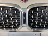 【キドニーグリル】BMWは約90年もの間、ほぼ全ての車両にひと目でBMWだと分かるこの特徴的なフロントグリルが備えられ、デザイン・アイコンとして親しまれてきました。