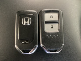 スマートキーを装備しています。鍵を差し込むことなくドアロックの開け閉めと、スタートボタン操作でのエンジンスタートができます。スペアキーも同じものを用意しております。
