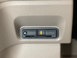 ハンドルの左下にETCがついています。高速道路の料金所の通過も楽々です。 カードの取り出しもしやすい場所についています。