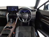 革巻きステアリングで快適な操作性の運転席です。