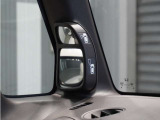 【サイドビューサポートミラー】通常は運転席から見えない左フロントタイヤの前方を映し出すミラー。さまざまなシーンで安心感のある運転をサポートします。