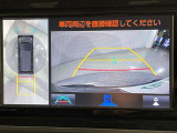【パノラミックビューモニター】クルマを真上から見下ろした視点で駐車をサポートします!クルマの斜め後ろや真横など、いち早く障害物に気が付くことができます。