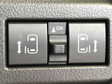 【両側パワースライドドア】スマートキーや運転席のスイッチで後席両側スライドドアの開閉が可能♪電動だから力を入れてドアを開ける必要が無く、小さなお子様でも簡単に開け閉めでき快適です♪