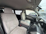 ゆとりある運転席で窮屈感やストレスなく運転をすることができます!