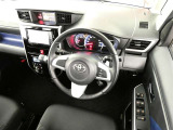 【運転席まわり】・・・ハンドルやシートなども隅々までクリーニング済み。キレイな車内でドライブがより一層快適にお楽しみいただけると思います。