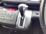 インパネシフトだから視線の移動も少なく足元もスッキリ♪運転席もゆったりしているのでゆとりを持ってドライブできますね!