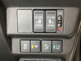 両側電動スライドドアは運転席から操作ができるよう、操作スイッチが付いています。Hondaセンシング用のVSA(ABS+TCS+横滑り抑制)解除と路外逸脱抑制機能などのスイッチがあります。