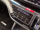 オートエアコンで、毎日のドライブを快適に。温度、風量を自動で調整し、理想的な車内環境を提供します。