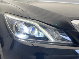 【LEDヘッドライト】悪天候や夜間走行時も良好な視界を確保し安心して運転できる高輝度LEDヘッドライトを装備!点灯速度が早く、消費電力も抑えられています。