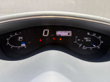 【デジタルメーター】多彩な車両情報をデジタルで鮮明に表示し、瞬時の認知をサポート。洗練された先進的なデザインが、コックピットをよりスマートに進化させます。