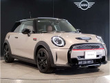 MINIのフロントグリルのデザインはイギリスで生まれた当初から、シルバーのサイドバーが折り重なった伝統的なデザインで御座います。その伝統はBMWのお車になってからでも少しずつ形を変えて守られております