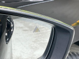 【ブラインドスポットモニター】走行中、ドアミラーの死角になりやすい箇所に後続車が接近するとサイドミラーのレンズに警告を表示!ドライバーに注意喚起をしてくれます。