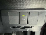 コーナーセンサーを車の前後に装備。障害物までの距離に応じて警告音を変えてお知らせ。縦列駐車時や駐車場・車庫などでの取り回しをサポートします。詳細は販売店スタッフまでおたずねください。