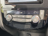 オートエアコンは、運転席と助手席の設定温度をそれぞれ独立して調整できるエアコン独立温度調整機能を搭載