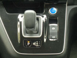 「未来」の運転感覚。手のひらで包むようにしてシフトする電制シフト。お問い合わせは03-5672-1023へ