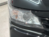 ディスチャージヘッドライト搭載でしっかり明るく照らしてくれるので、夜間走行や不慣れな道でも安心です。