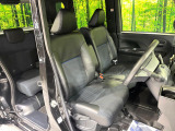 運転席まわりには十分なスペースがあり、大柄な方でもゆったり運転していただける環境です。