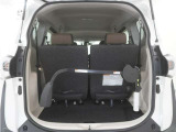 手動車いす用収納装置(電動式)搭載、30kgまでの手動車いすを吊り上げ、容易に積み下ろしができます。