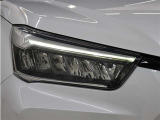ハイビームで走行中、対向車を検知し操作することなく部分的に遮光する、ADB(アダプティブドライビングビーム)を装備。対向車に眩しい思いをさせることなく、ハイビームの視認性を確保します。