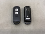 スマートキーを装備しています。鍵を差し込むことなくドアロックの開け閉めと、スタートボタン操作でのエンジンスタートができます。スペアキーも同じものを用意しております。